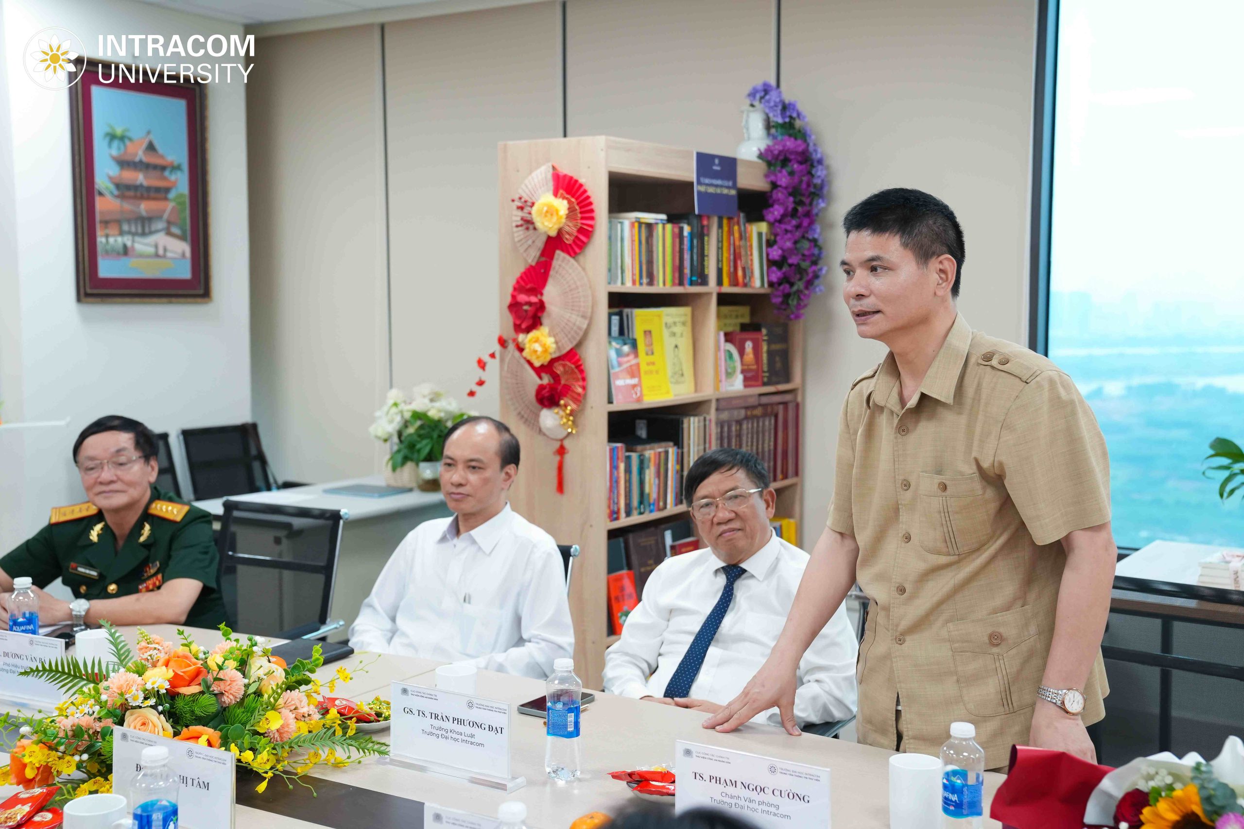 Intracom University organizes exchanges, connections and receives donated books from the People's Public Security Library 8 25.3 Thu Vien Result 17 of 67 1 scaled