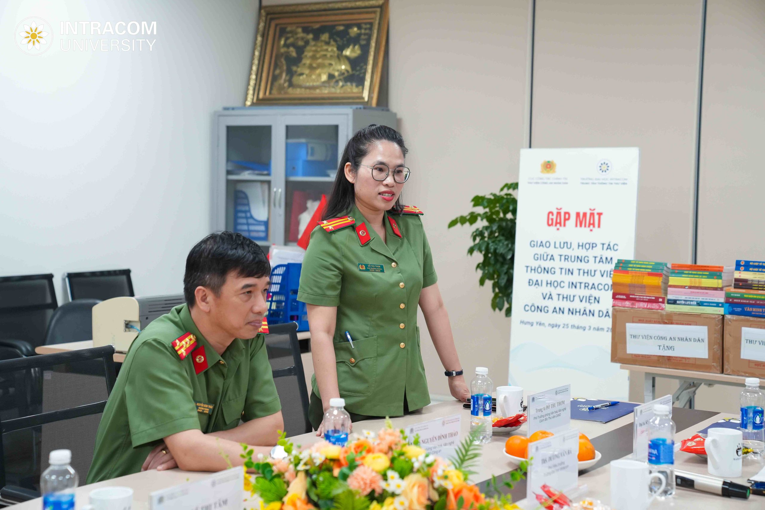 Intracom University organizes exchanges, connections and receives donated books from the People's Public Security Library 7 25.3 Thu Vien Result 20 of 67 1 scaled