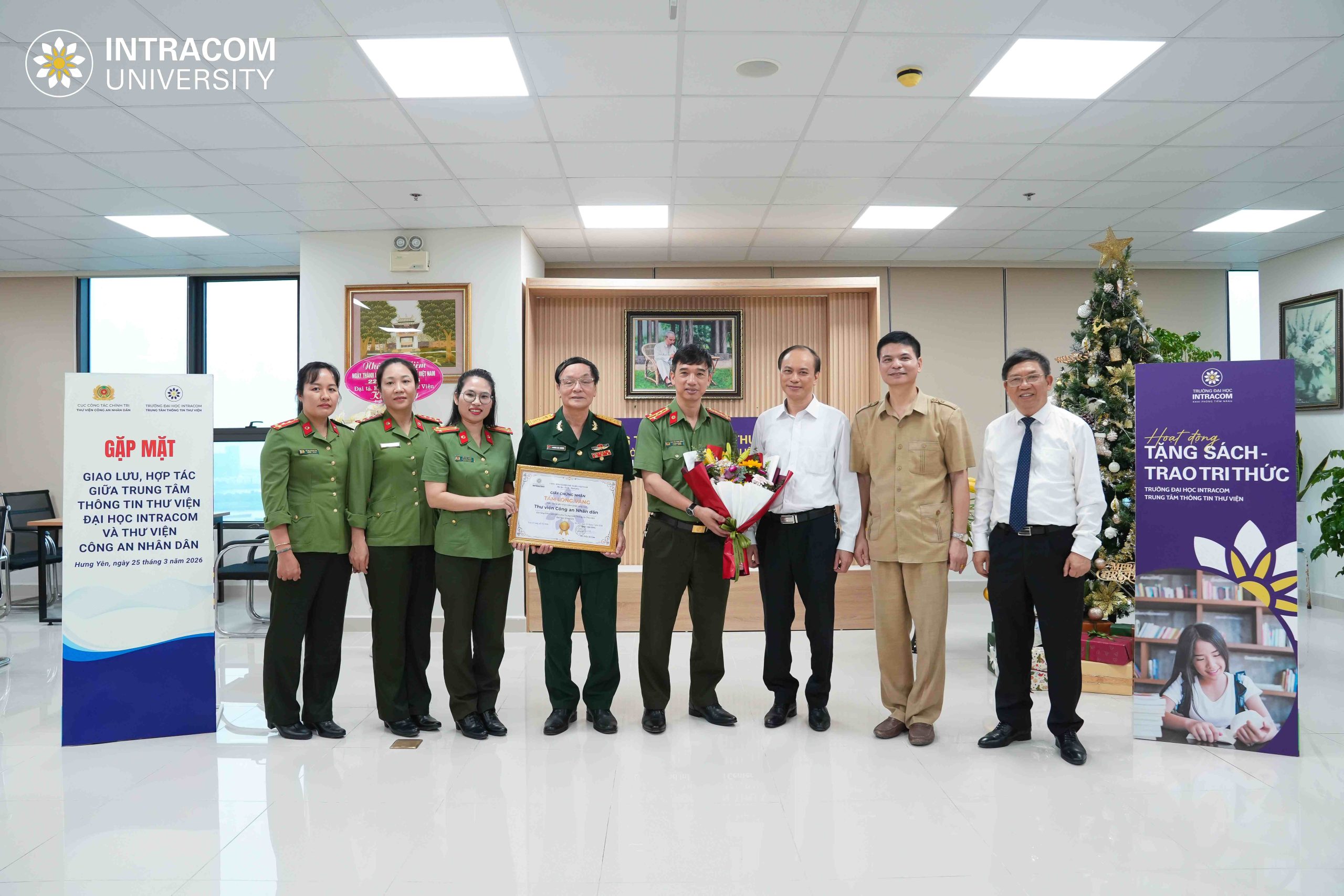 Intracom University organizes exchanges, connections and receives donated books from the People's Public Security Library 12 Exchange