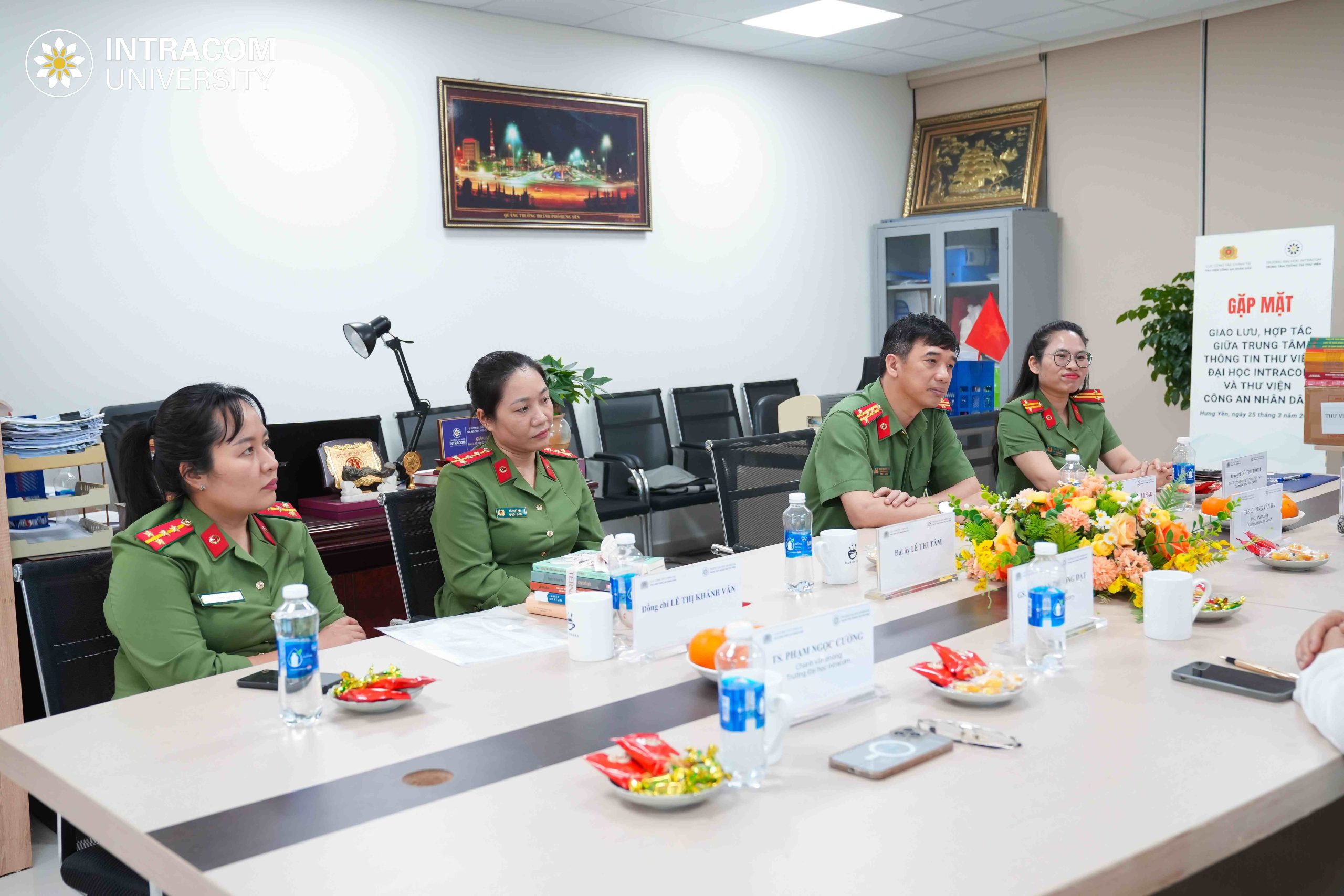 Intracom University organizes exchanges, connections and receives donated books from the People's Public Security Library 4 25.3 Thu Vien Result 33 of 67 1 scaled