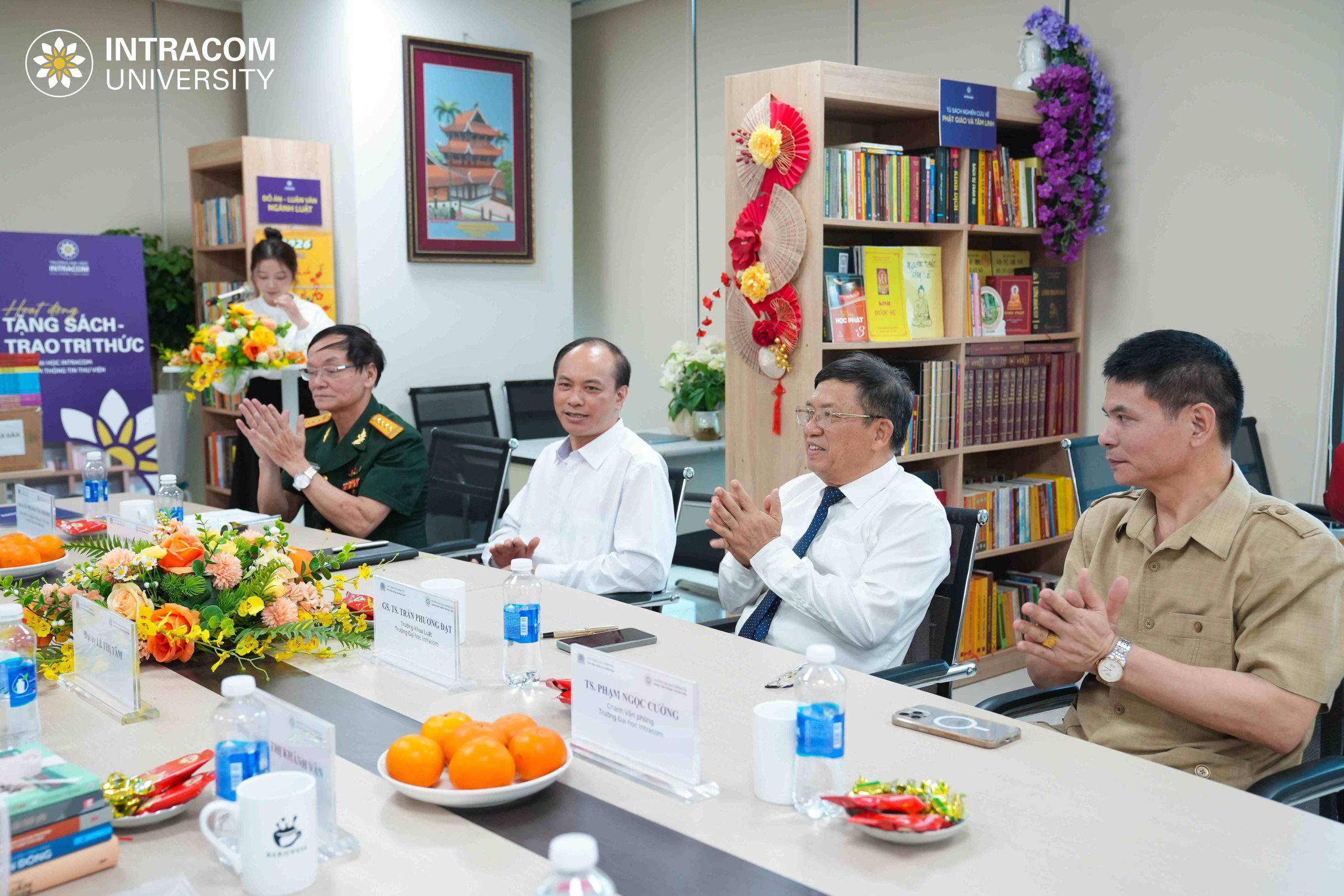 Intracom University organizes exchanges, connections and receives donated books from the People's Public Security Library 3 25.3 Thu Vien Result 36 of 67 1 scaled