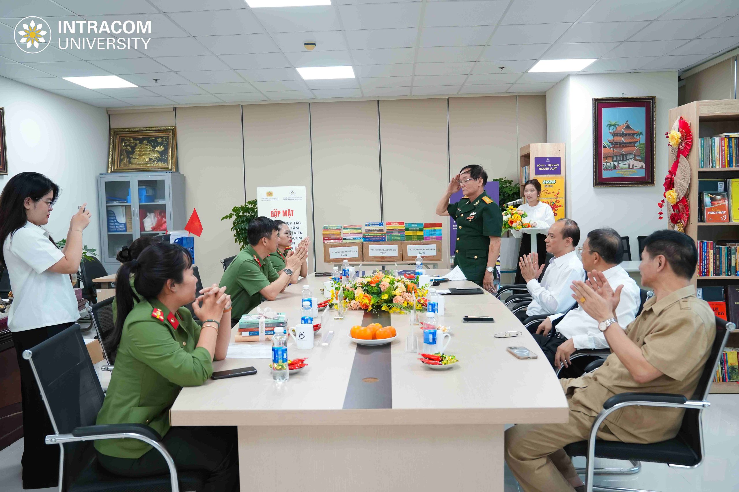 Intracom University organizes exchanges, connections and receives donated books from the People's Public Security Library 6 25.3 Thu Vien results 37 of 67 1 scaled