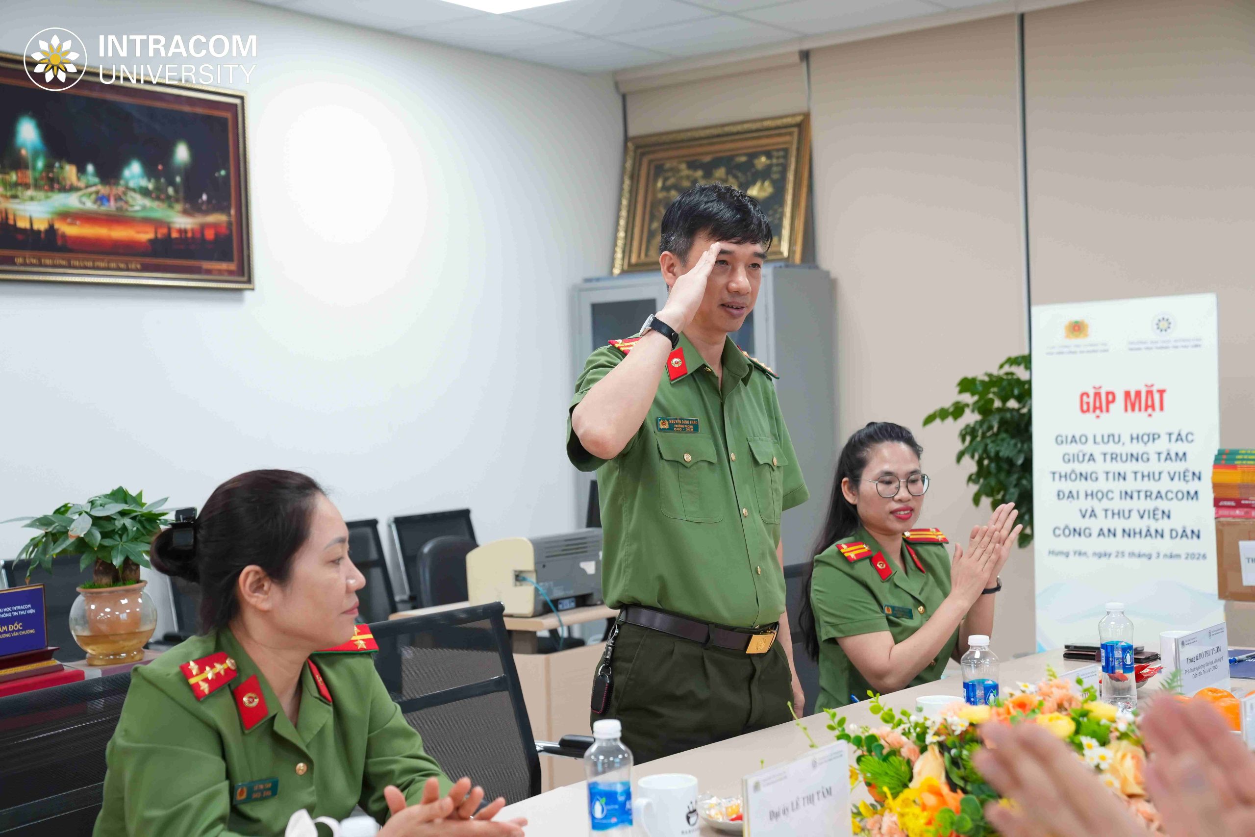 Intracom University organizes exchanges, connections and receives donated books from the People's Public Security Library 5 25.3 Thu Vien results 41 of 67 1 scaled