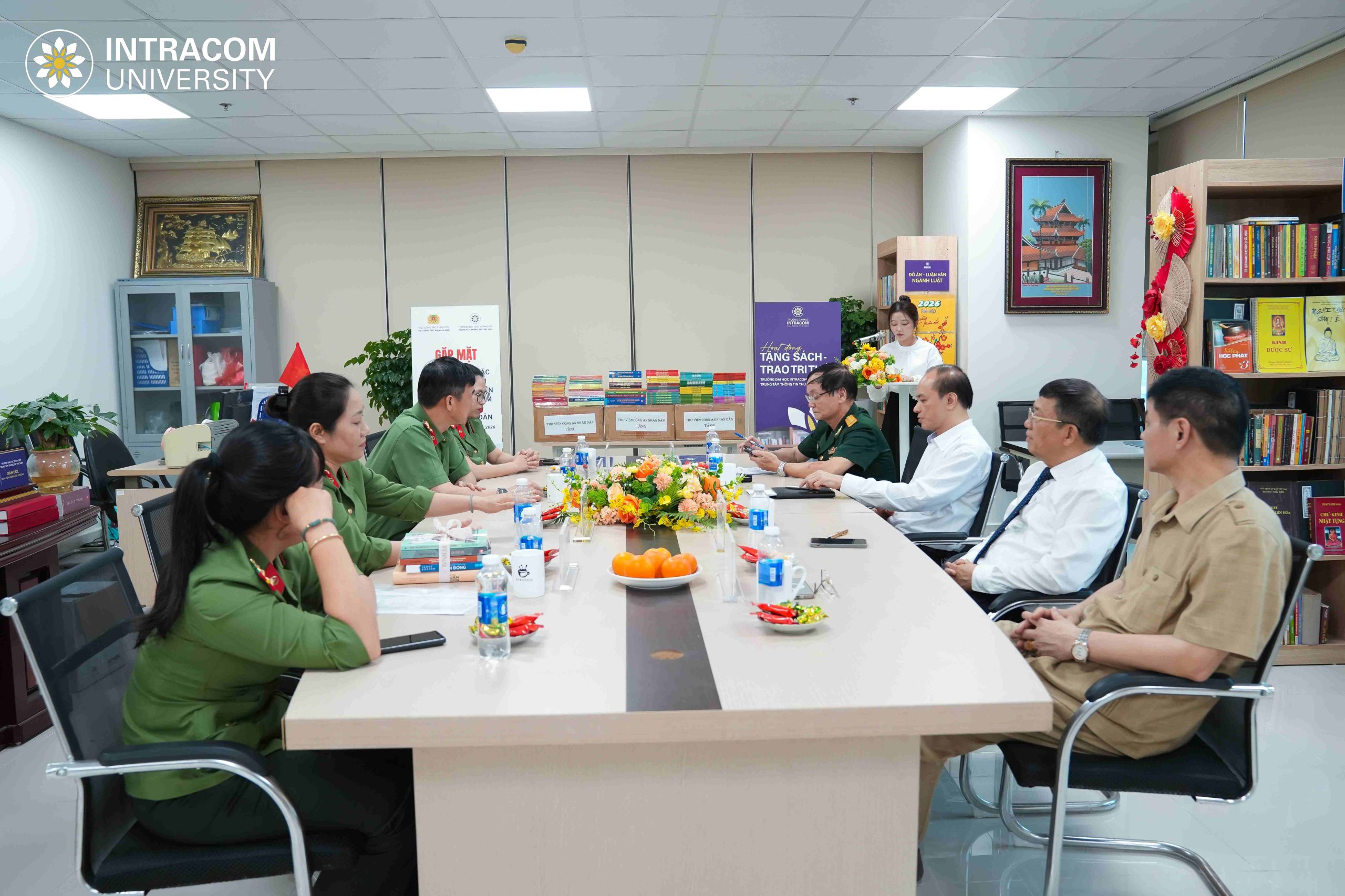 Intracom University organizes exchanges, connections and receives donated books from the People's Public Security Library 2 25.3 Thu Vien Result 44 of 67 1 scaled
