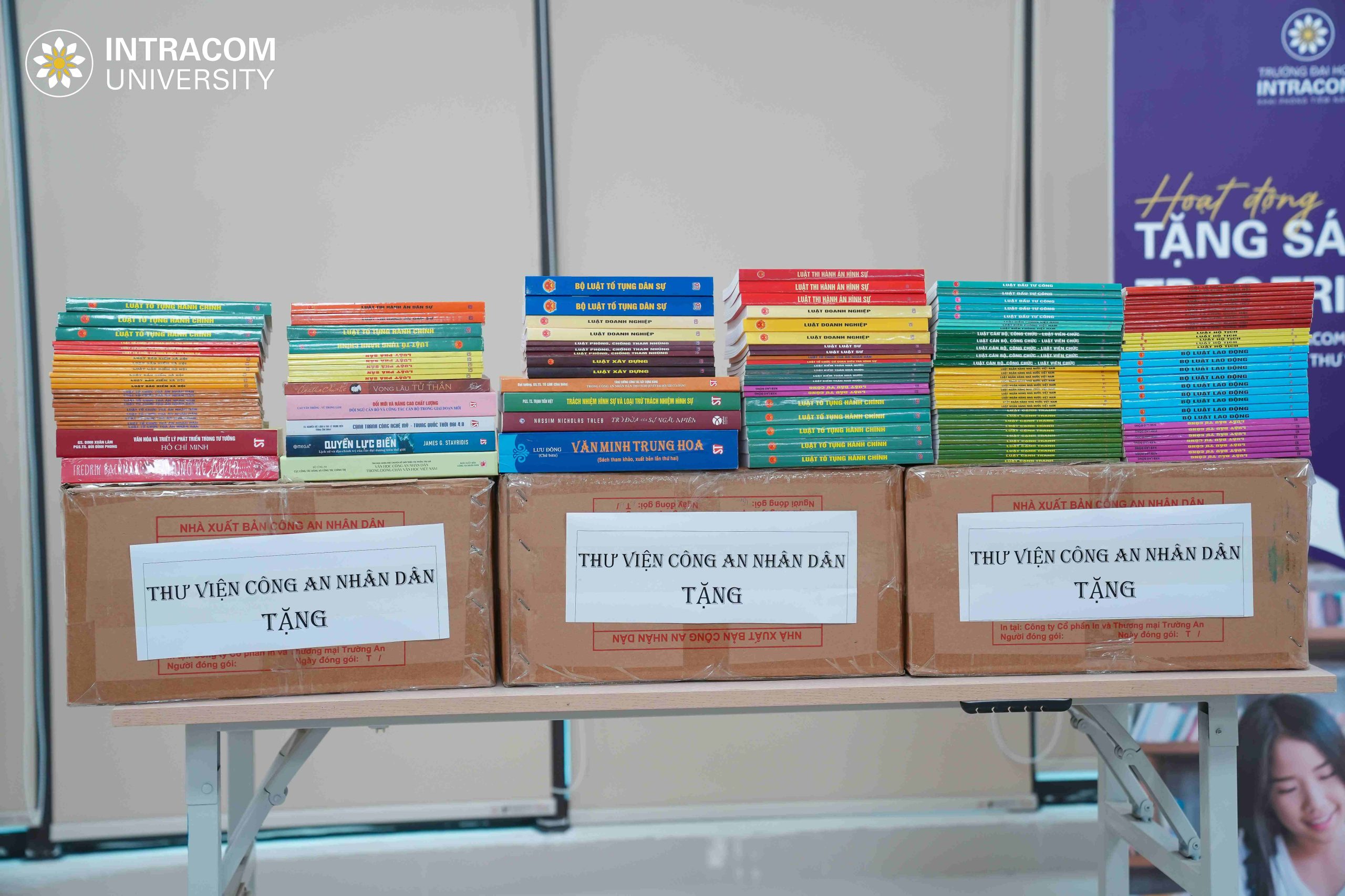Intracom University organizes exchanges, connections and receives donated books from the People's Public Security Library 10 25.3 Thu Vien Result 50 of 67 1 scaled