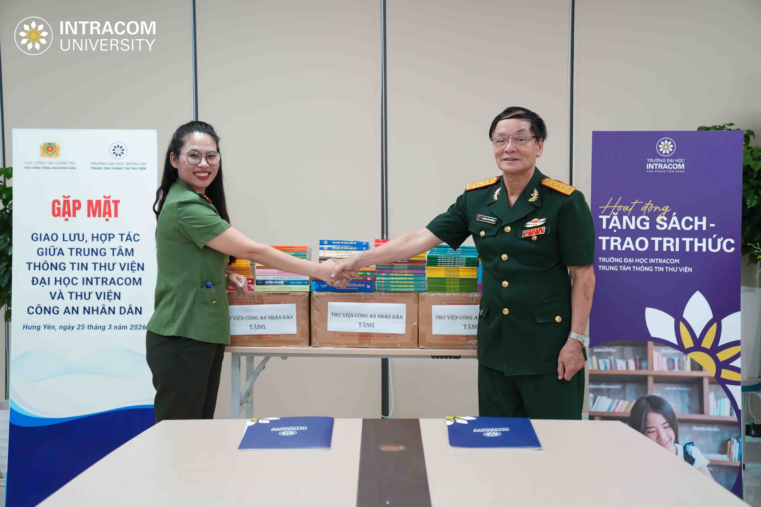 Intracom University organizes exchanges, connections and receives donated books from the People's Public Security Library 11 25.3 Thu Vien Result 8 of 67 1 scaled