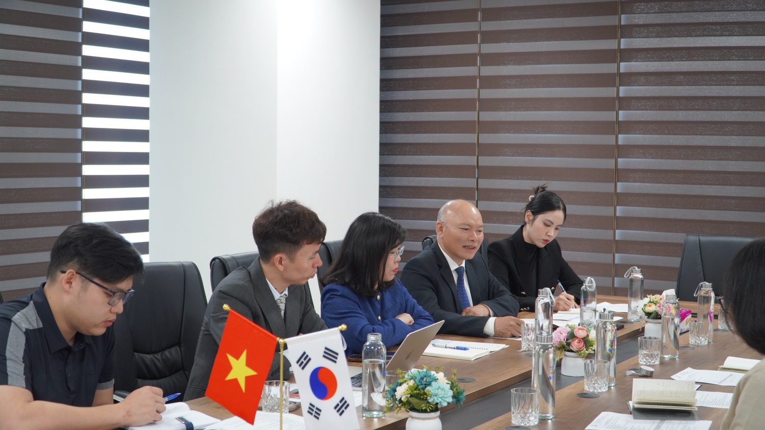 Trường Đại học Intracom làm việc với Đại sứ quán Hàn Quốc: Mở rộng hợp tác đào tạo và phát triển nguồn nhân lực chất lượng cao 8 BES01420 1