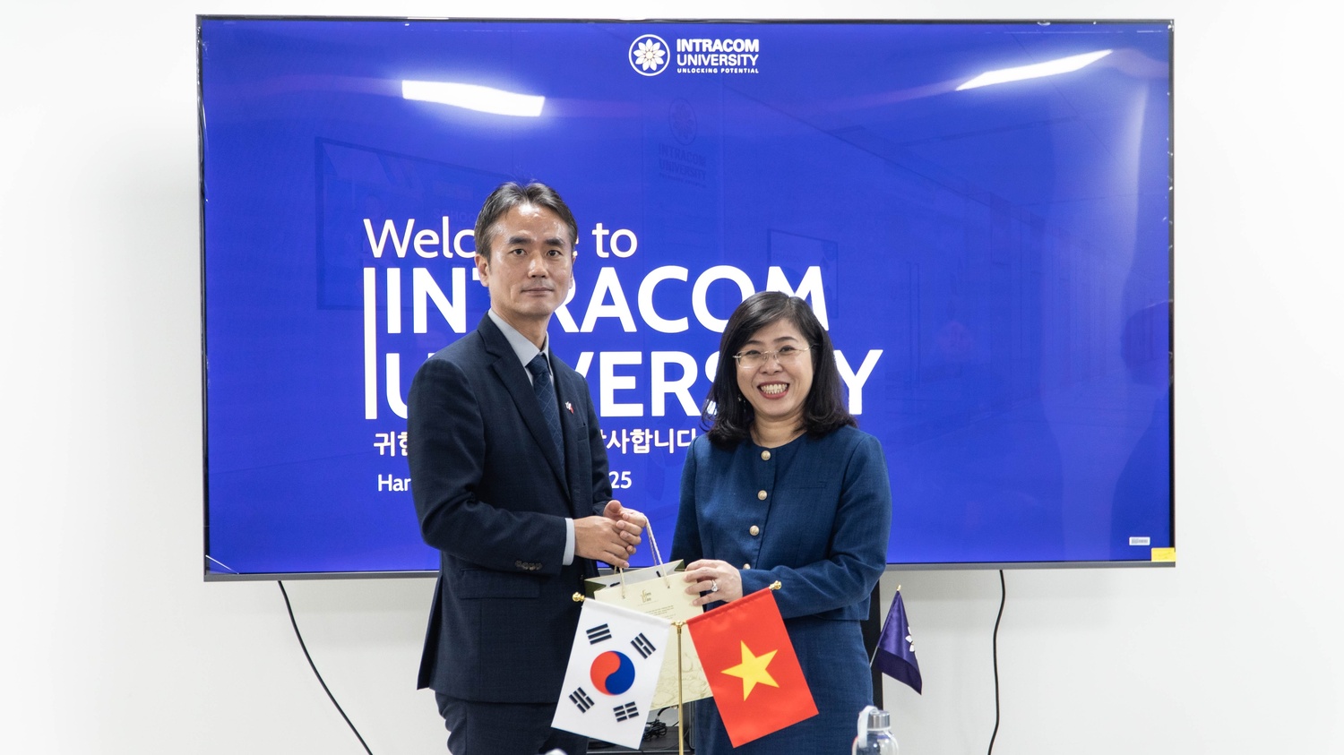 Trường Đại học Intracom làm việc với Đại sứ quán Hàn Quốc: Mở rộng hợp tác đào tạo và phát triển nguồn nhân lực chất lượng cao 10 BES01432 1