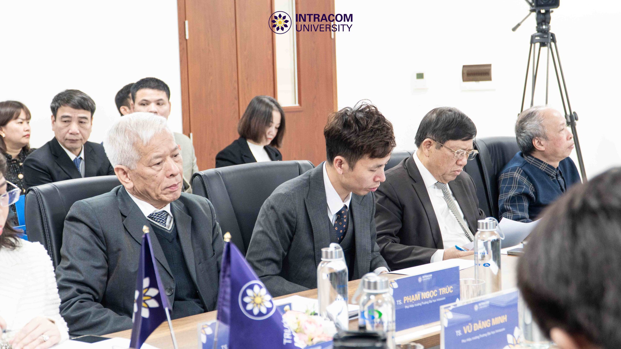 Chương trình Hội nghị Giao ban tháng 1/2026 của Trường Đại học Intracom: Kiện toàn bộ máy và định hướng nhiệm vụ trọng tâm đầu năm 12 BES02229 11zon scaled
