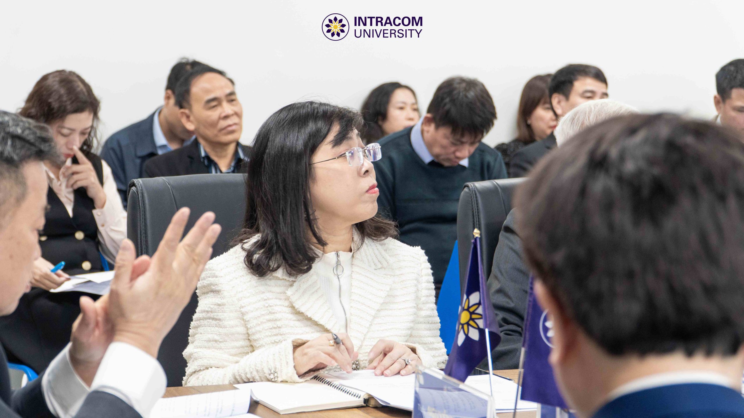 Chương trình Hội nghị Giao ban tháng 1/2026 của Trường Đại học Intracom: Kiện toàn bộ máy và định hướng nhiệm vụ trọng tâm đầu năm 11 BES02233 11zon scaled