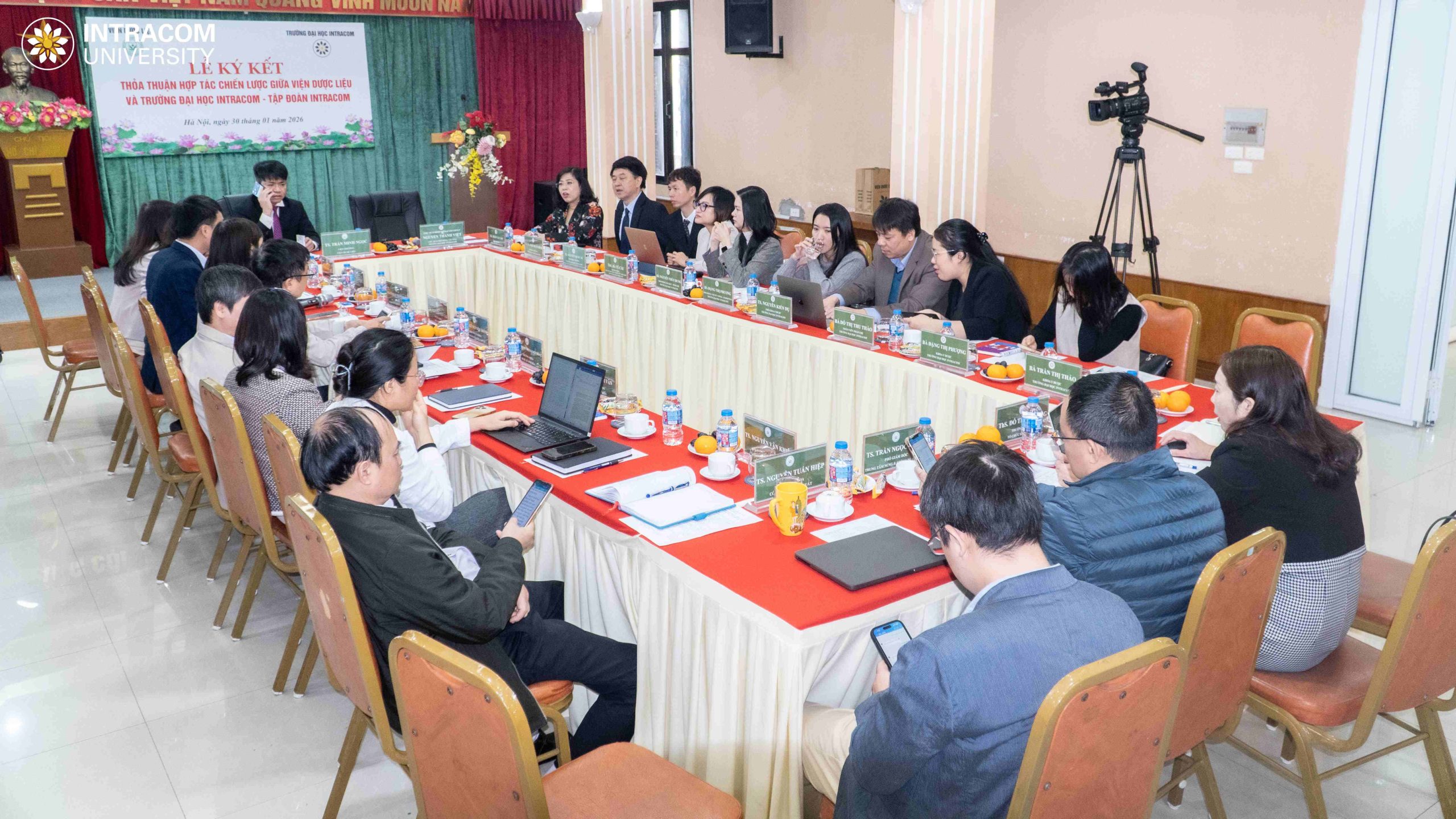Lễ ký kết thoả thuận hợp tác chiến lược giữa Viện Dược liệu và Trường Đại học Intracom 2 BES04361 11zon scaled