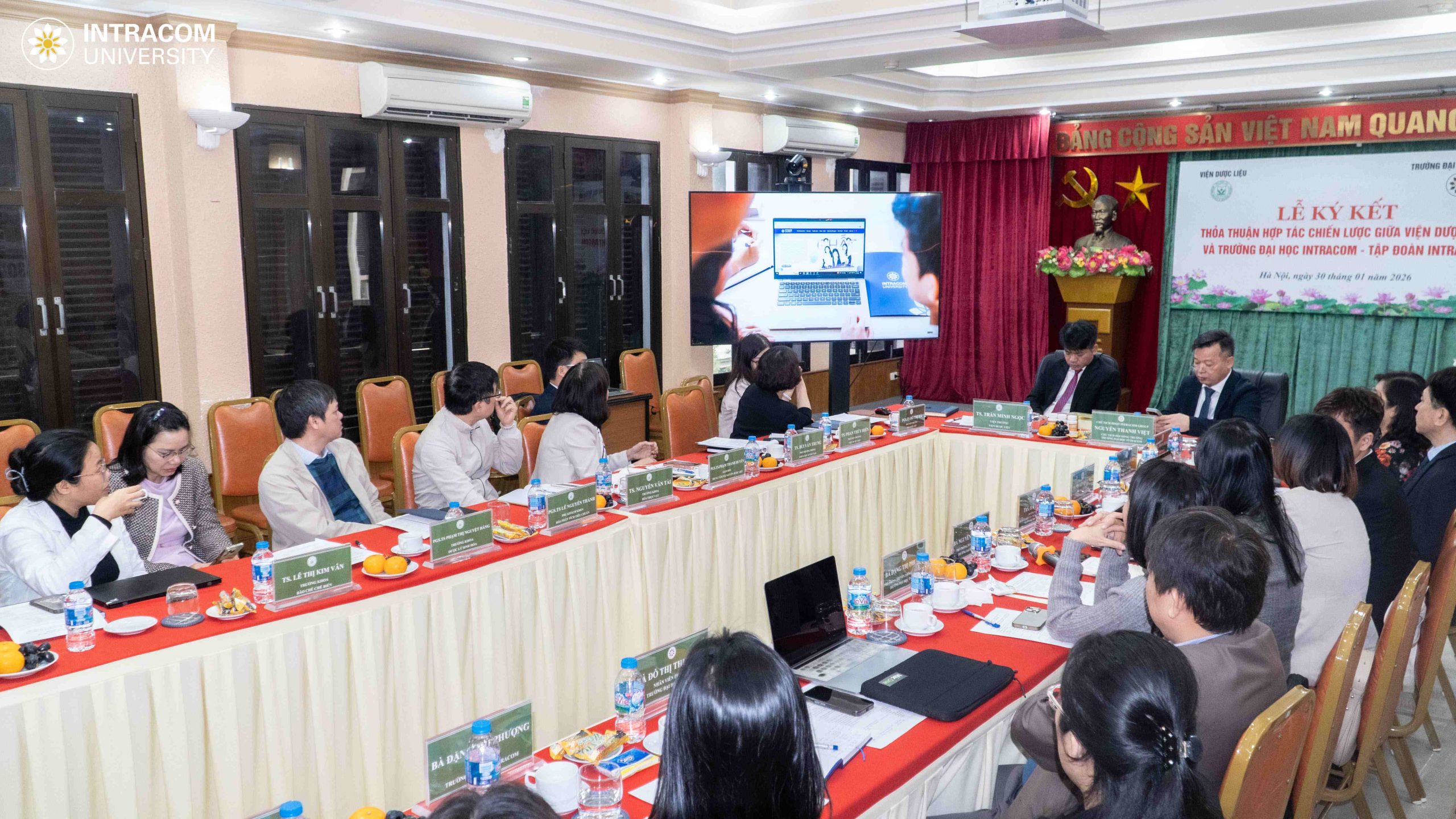 Lễ ký kết thoả thuận hợp tác chiến lược giữa Viện Dược liệu và Trường Đại học Intracom 12 BES04438 11zon scaled