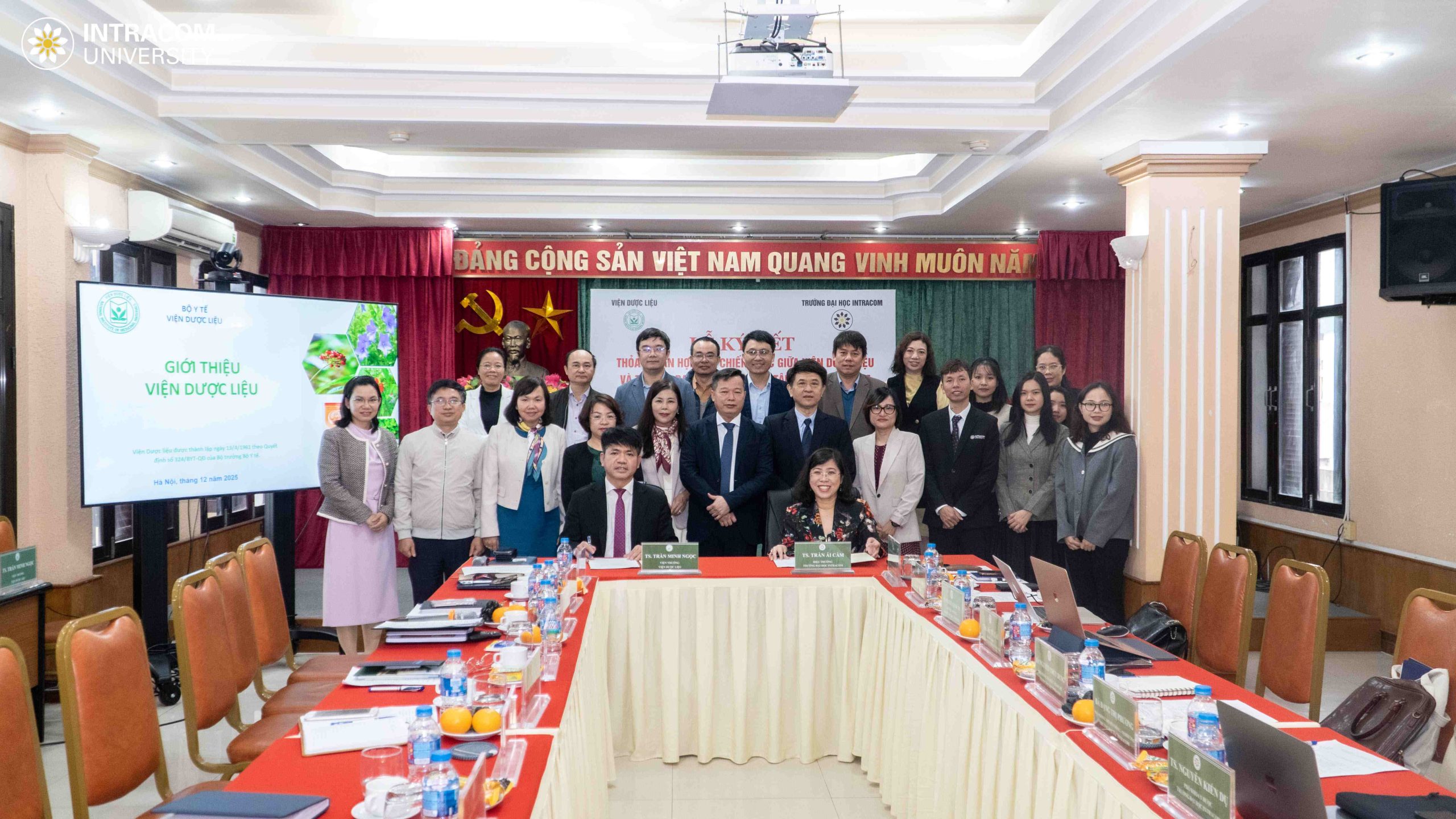 Lễ ký kết thoả thuận hợp tác chiến lược giữa Viện Dược liệu và Trường Đại học Intracom 13 BES04577 11zon scaled