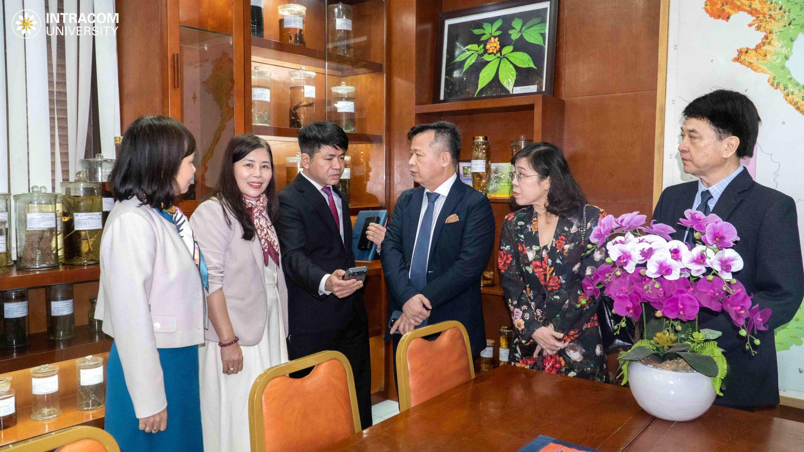 Lễ ký kết thoả thuận hợp tác chiến lược giữa Viện Dược liệu và Trường Đại học Intracom 16 BES04631 11zon scaled