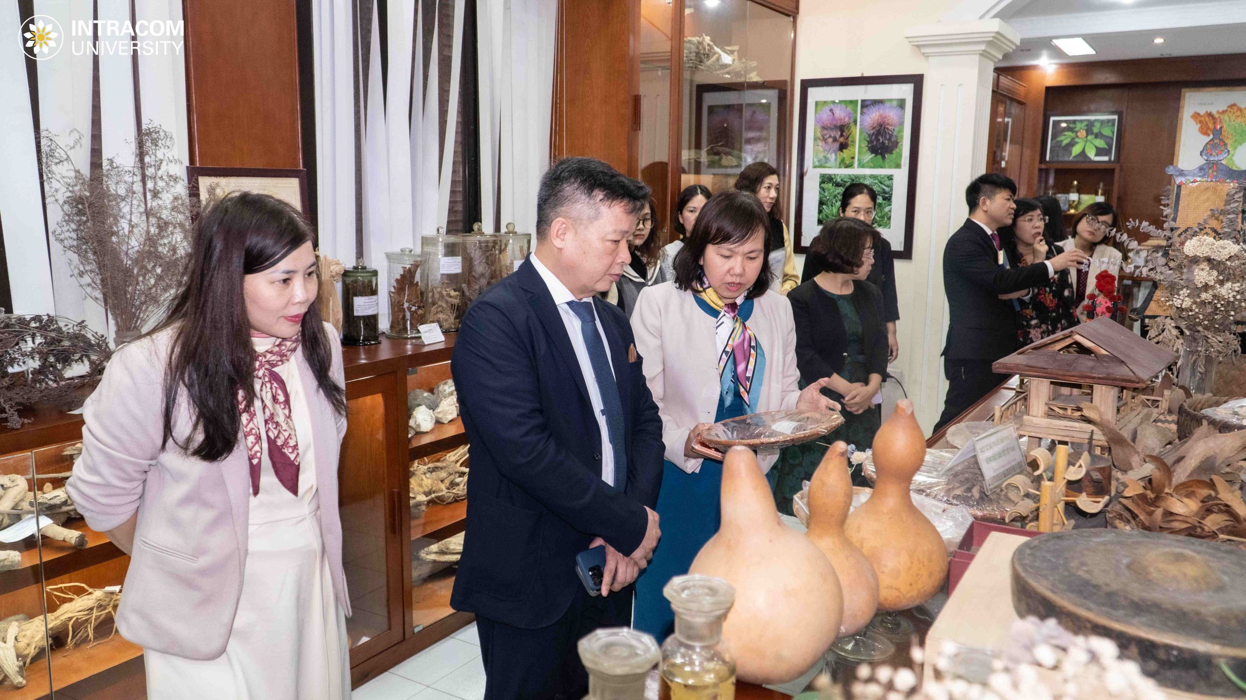 Lễ ký kết thoả thuận hợp tác chiến lược giữa Viện Dược liệu và Trường Đại học Intracom 15 BES04652 11zon scaled