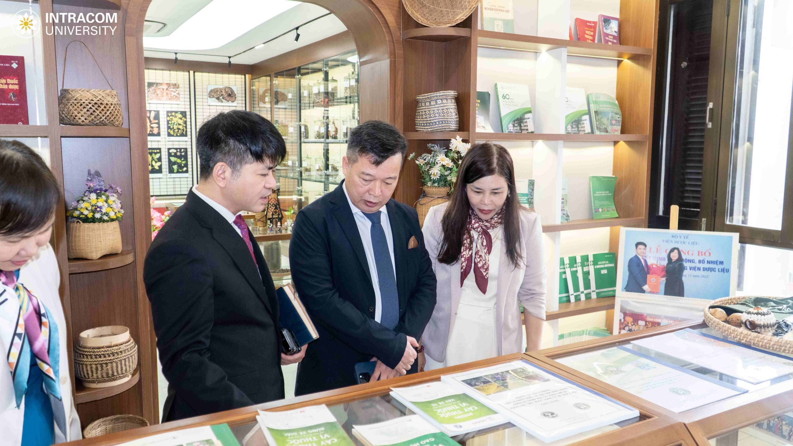 Lễ ký kết thoả thuận hợp tác chiến lược giữa Viện Dược liệu và Trường Đại học Intracom 17 BES04659 11zon scaled