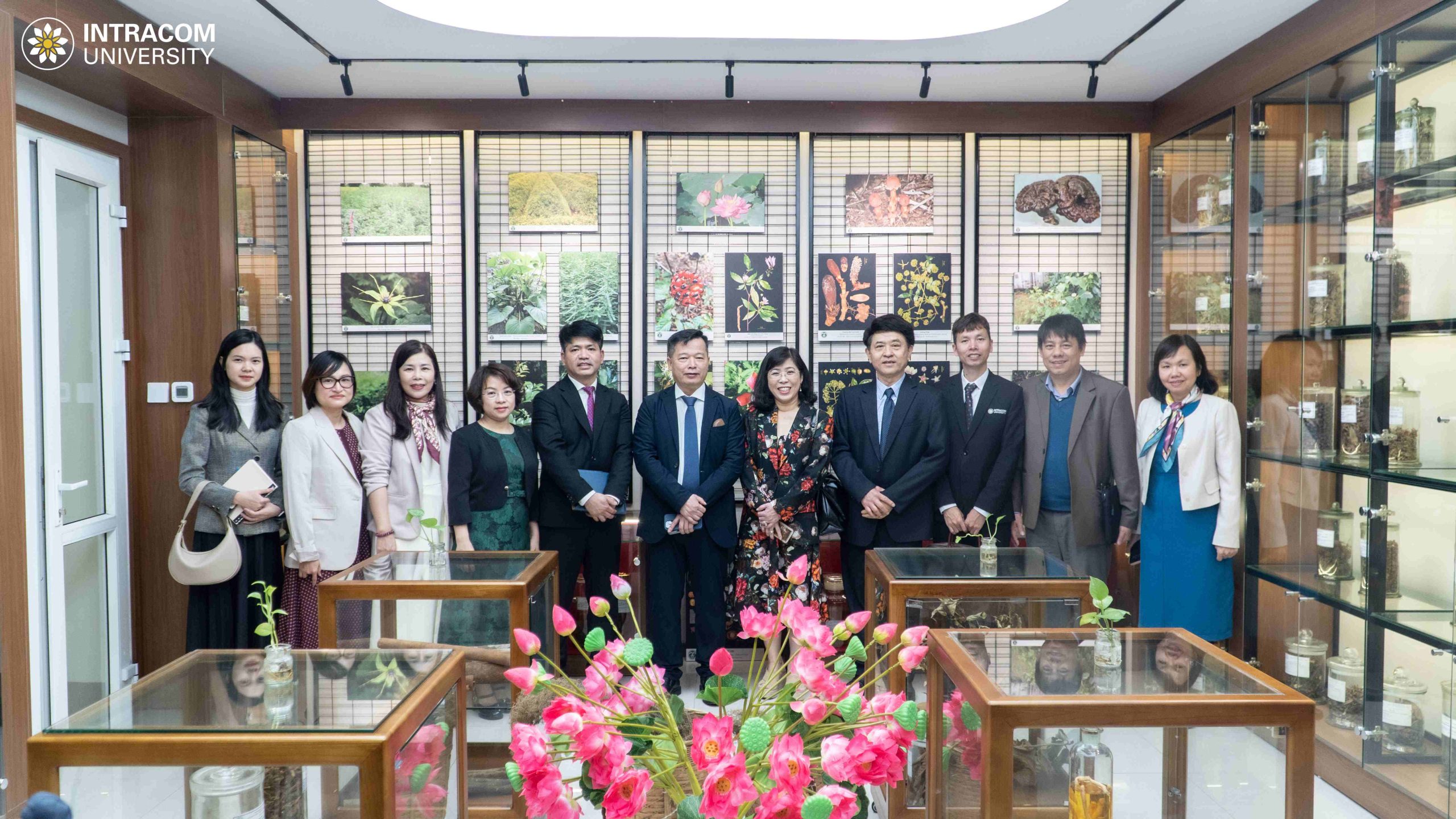 Lễ ký kết thoả thuận hợp tác chiến lược giữa Viện Dược liệu và Trường Đại học Intracom 18 BES04669 11zon scaled