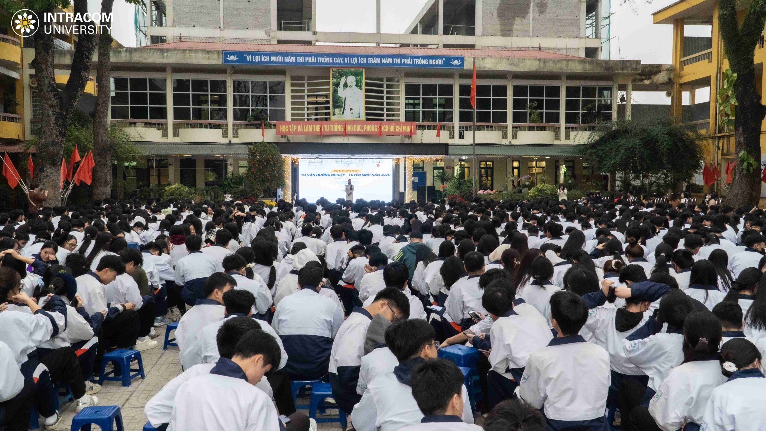 Hành trình định hướng nghề nghiệp của Trường Đại học Intracom cùng học sinh THPT Cổ Loa 2 BES04757 11zon scaled