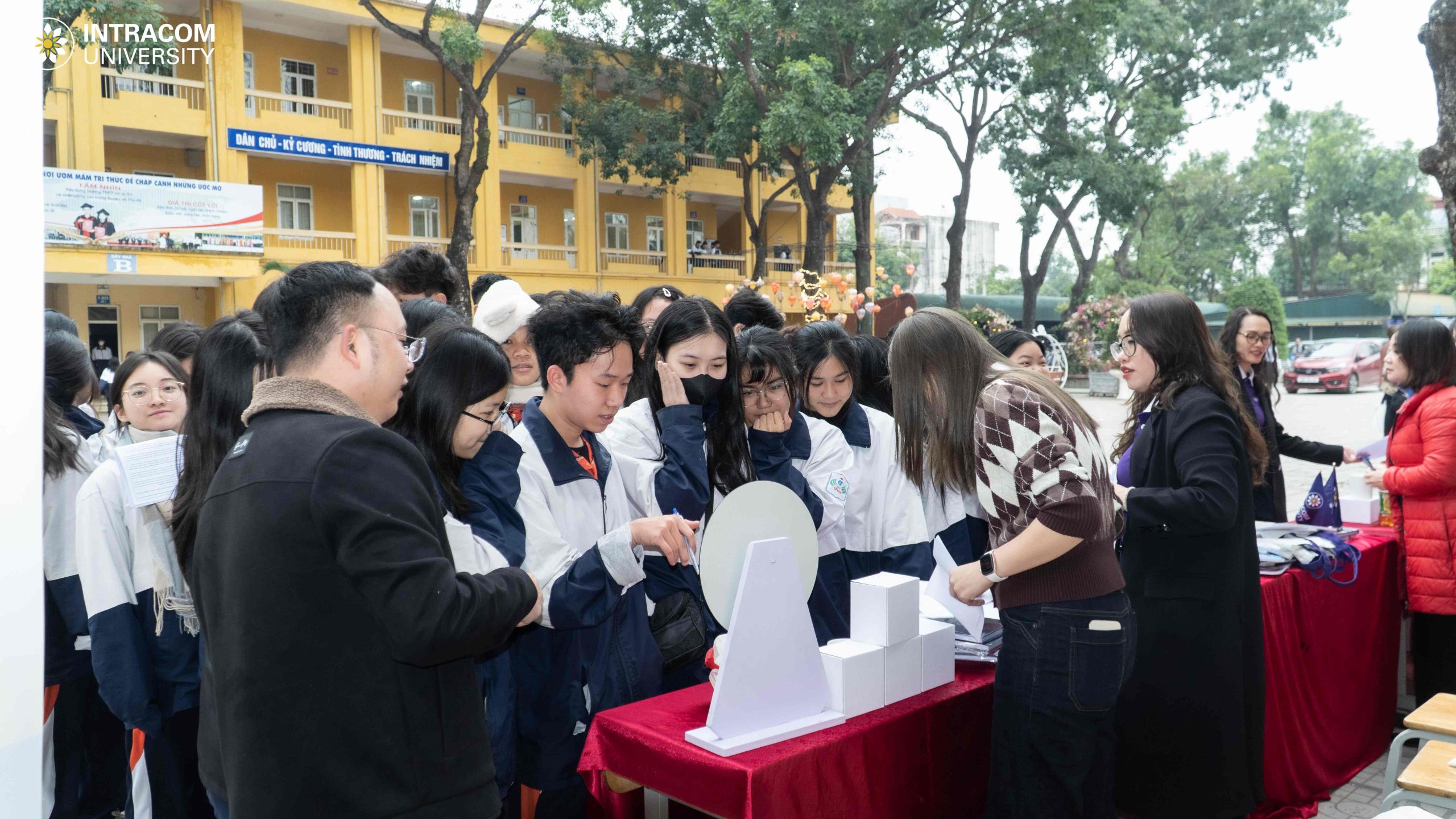 Hành trình định hướng nghề nghiệp của Trường Đại học Intracom cùng học sinh THPT Cổ Loa 12 BES04947 11zon scaled