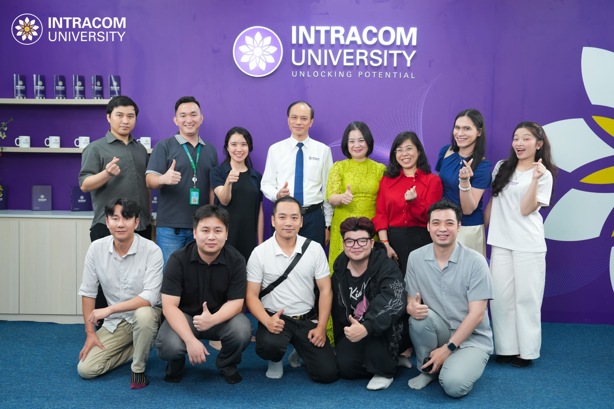 Recap the livestream program series "Choose Intracom - Choose Success" exploding with a series of useful admission information 5 BTS Livestream Inu 2 of 7 2560x1707 1