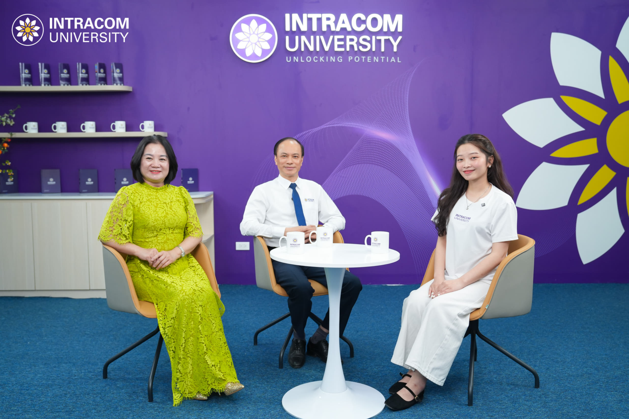 Recap the livestream program series "Choose Intracom - Choose Success" exploding with a series of useful admission information 2 BTS Livestream Inu 3 of 7 2560x1707 1