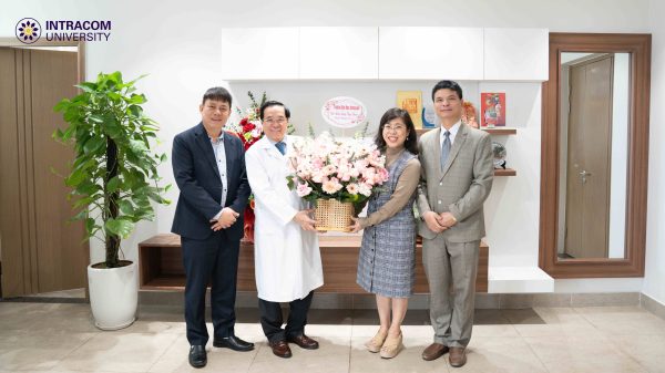 Trường Đại học Intracom chúc mừng Bệnh viện Đa khoa Phương Đông nhân Ngày Thầy thuốc Việt Nam 27/02