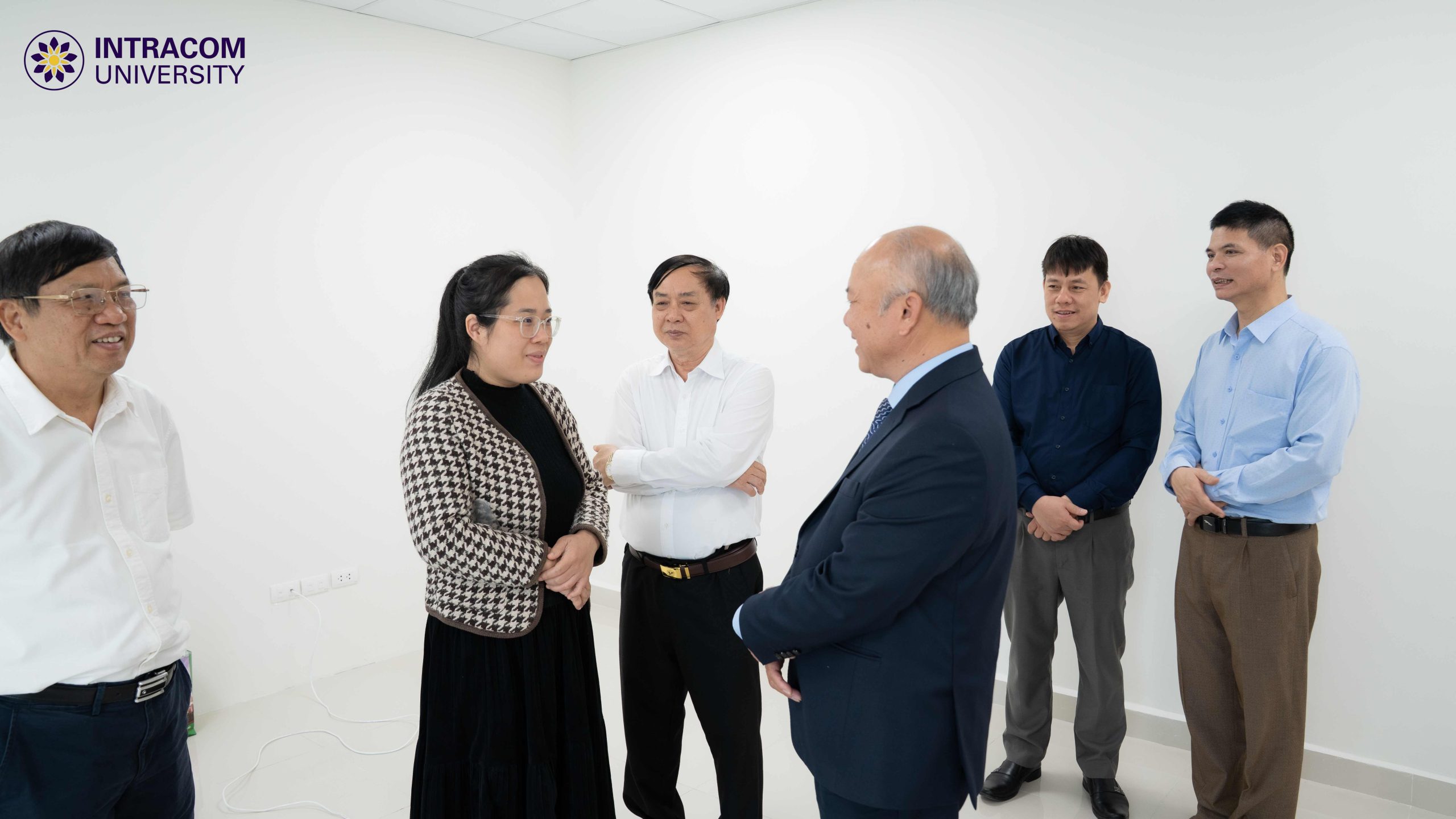 Trường Đại học Intracom chúc mừng Ngày Quốc tế Phụ nữ 8/3 - Lan tỏa sự quan tâm và tôn vinh phái đẹp 5 DSC02894 11zon scaled
