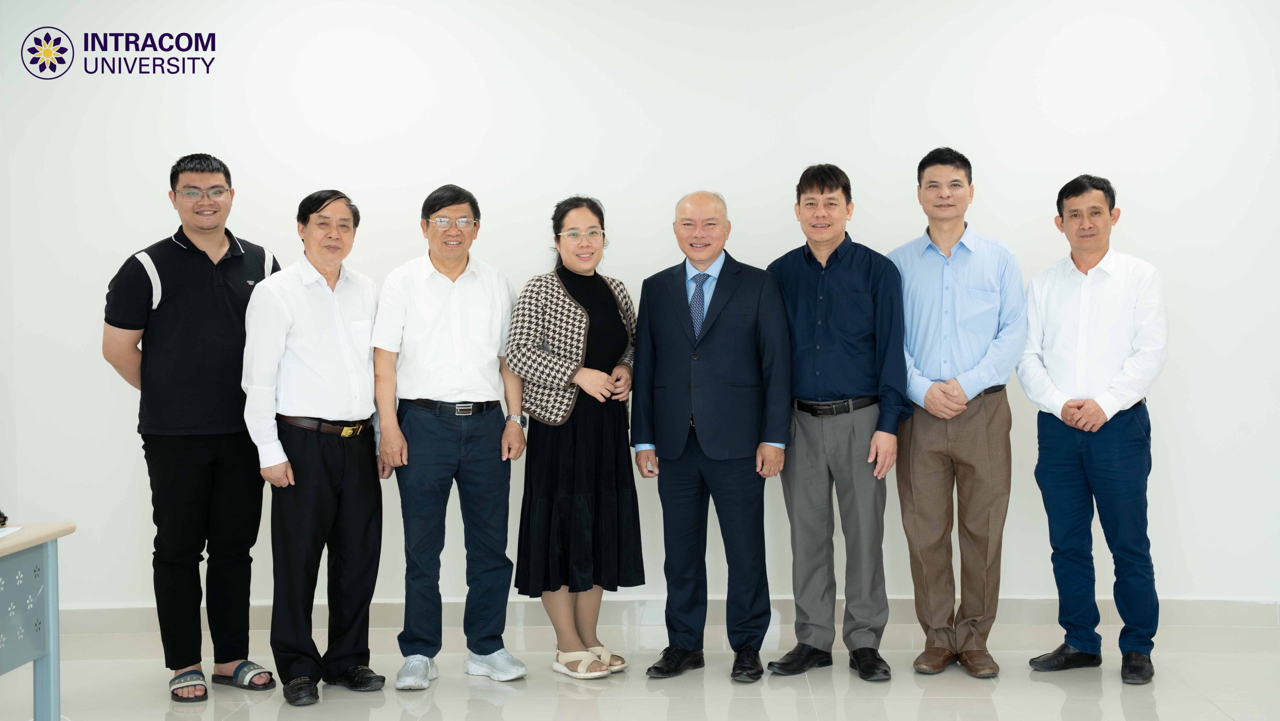 Trường Đại học Intracom chúc mừng Ngày Quốc tế Phụ nữ 8/3 - Lan tỏa sự quan tâm và tôn vinh phái đẹp 12 DSC02897 11zon scaled