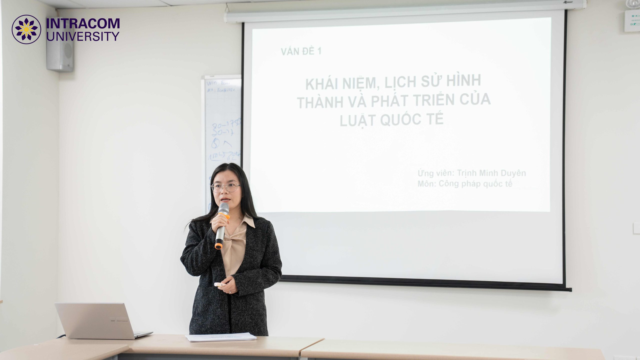 Khoa Luật tổ chức đánh giá duyệt giảng cấp Trường cho ứng viên ứng tuyển vị trí Giảng viên cơ hữu 7 DSC03133 11zon scaled