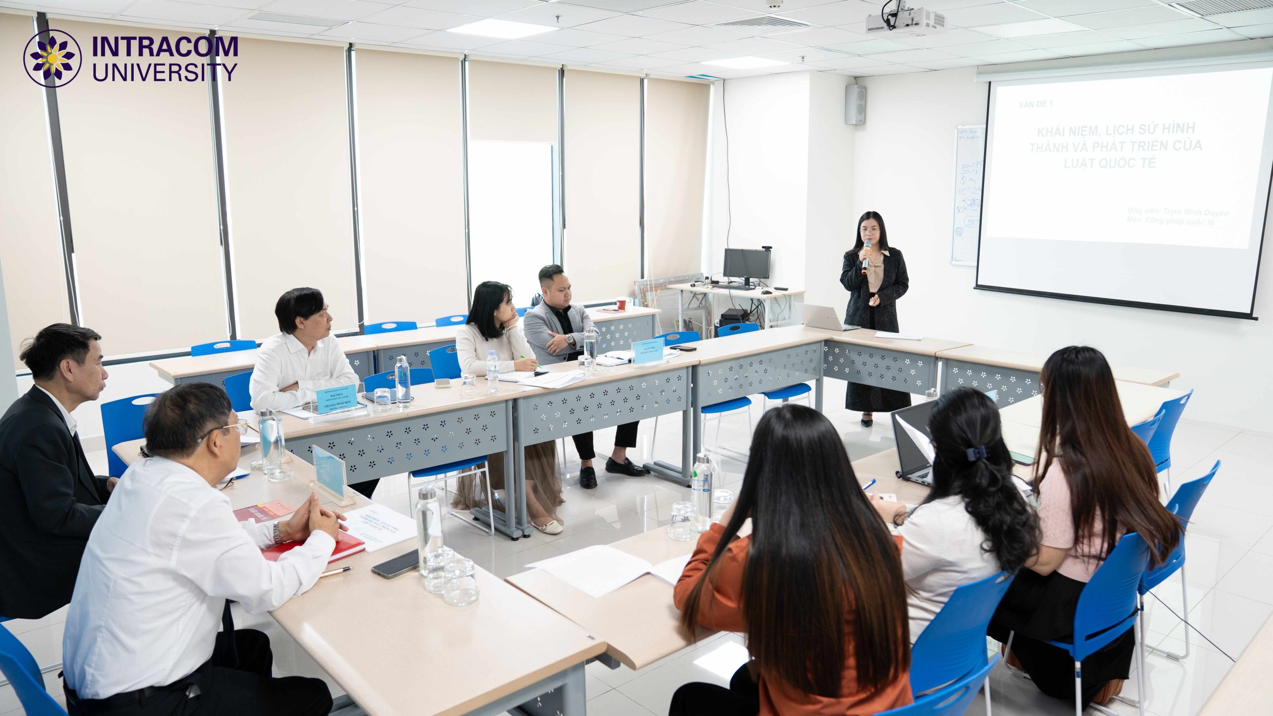 Khoa Luật tổ chức đánh giá duyệt giảng cấp Trường cho ứng viên ứng tuyển vị trí Giảng viên cơ hữu 8 DSC03138 11zon scaled