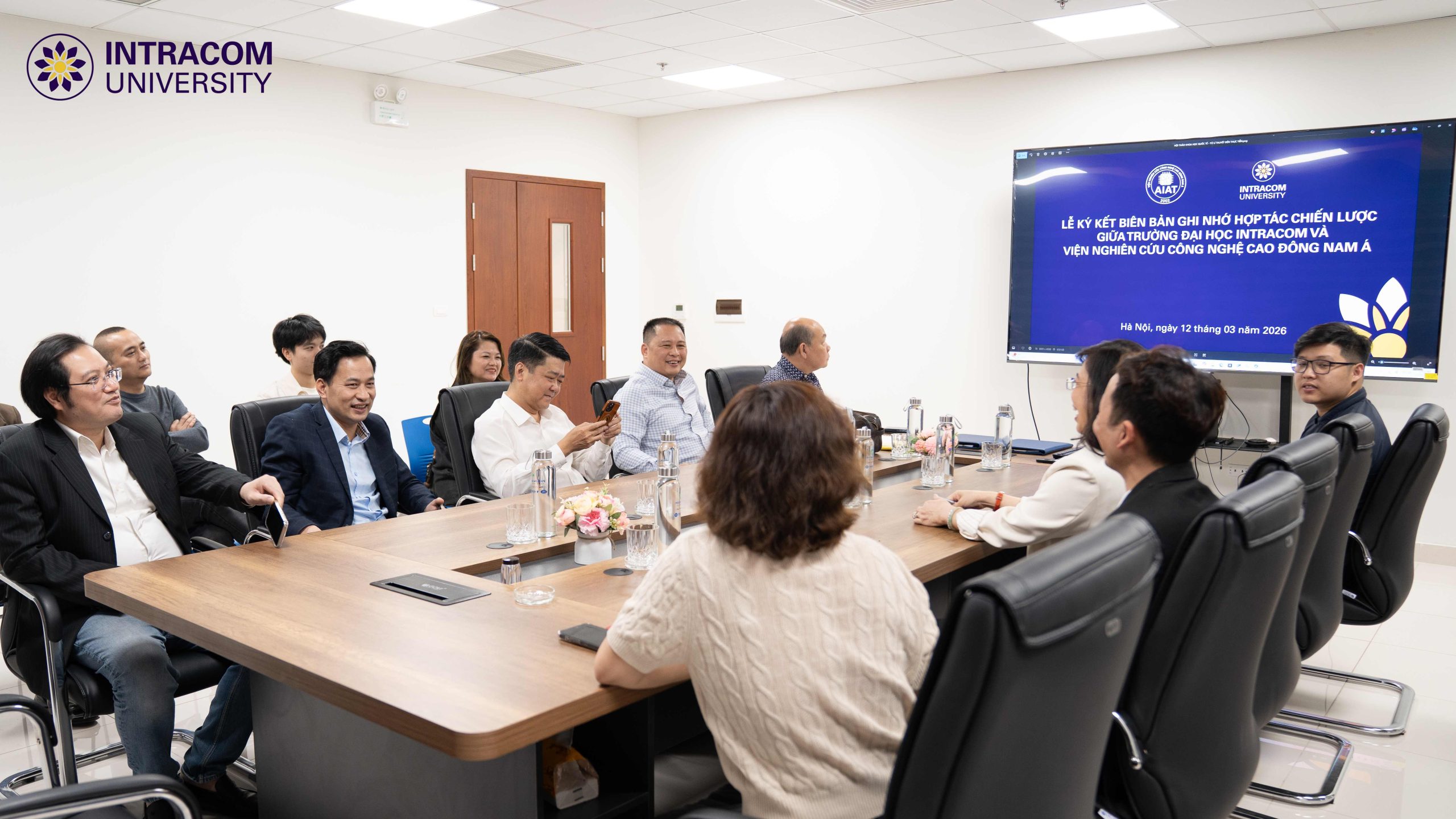 Lễ ký kết biên bản ghi nhớ hợp tác chiến lược giữa Viện nghiên cứu Công nghệ cao Đông Nam Á (AIAT) và Trường Đại học Intracom 2 DSC03207 11zon scaled