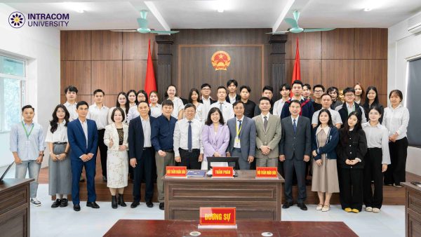 Phiên tòa giả định “như thật” tại Trường Đại học Intracom: Khi sinh viên Luật bản lĩnh trên ghế nhà trường