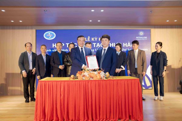 Lễ ký kết hợp tác đào tạo thực hành giữa Trường Đại học Intracom và Bệnh viện Bệnh Nhiệt đới Trung ương