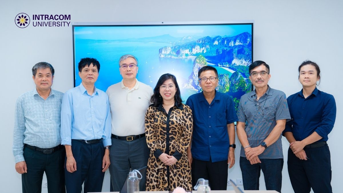 Khoa Kiến Trúc – Xây Dựng Đổi Mới Chương Trình Đào Tạo Theo Hướng Hiện Đại, Thực Tiễn 8 Đại diện Trường Đại học Intracom và Khoa Kiến trúc – Xây dựng cùng chụp ảnh lưu niệm, đánh dấu buổi rà soát và đổi mới chương trình đào tạo theo hướng hiện đại, thực tiễn và bám sát chuẩn mới