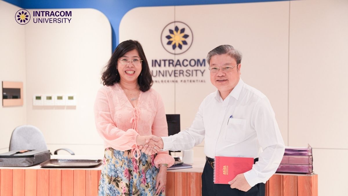 PhD. Tran Ai Cam - President of Intracom University and Associate Professor, PhD. Bui Van Dung at the working session, discussing directions to improve the quality of training and development of the school 