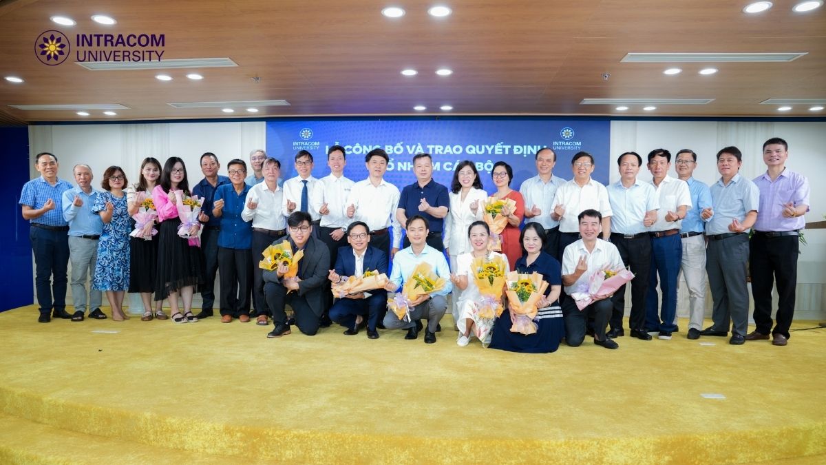Ban Giám hiệu chụp ảnh lưu niệm cùng tập thể cán bộ, giảng viên Trường Đại học Intracom