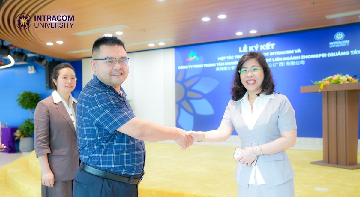 Intracom University cooperates with Zhongpei Interdisciplinary Scientific Research Center (Guangxi): Expanding the Chinese language training ecosystem and developing international human resources 3 Tran Ai Cam - President of Intracom University shakes hands to cooperate with Representative of Zhongpei Interdisciplinary Scientific Research Center Co., Ltd. (Guangxi)