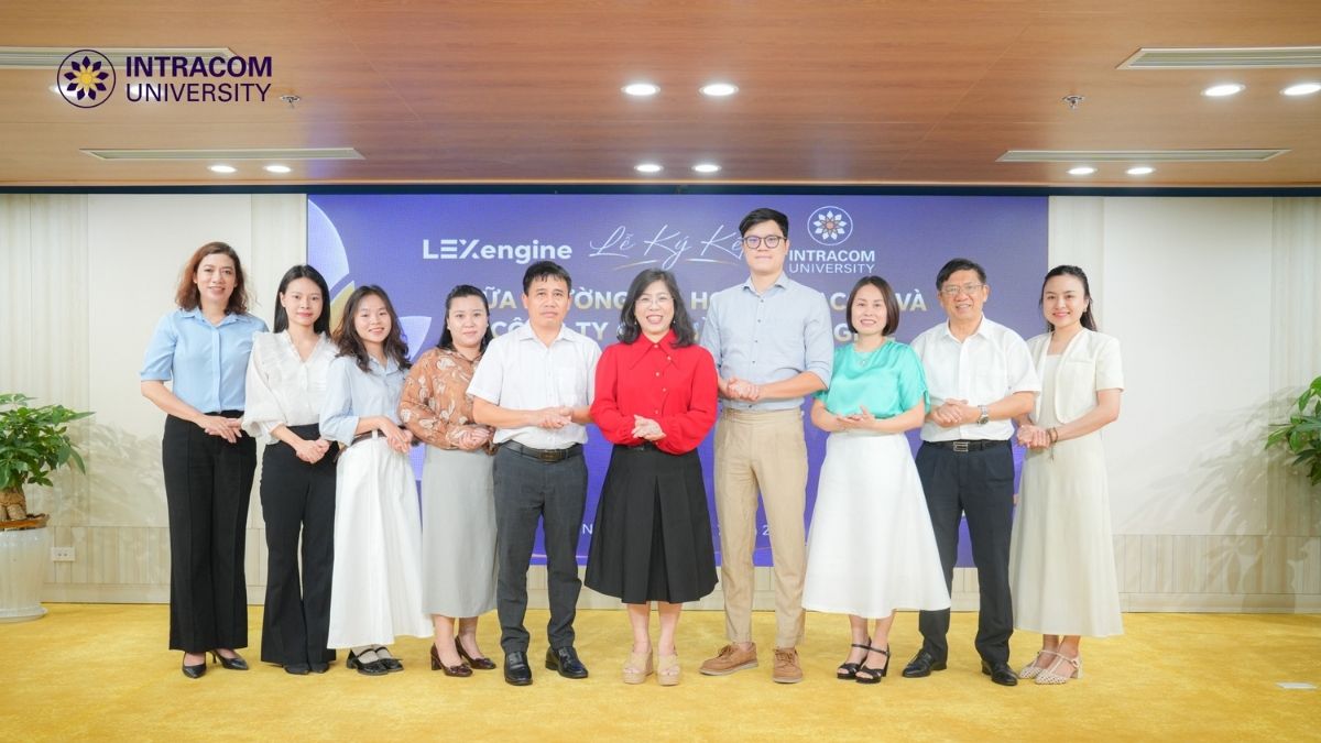 Signing ceremony of the principle cooperation contract between Intracom University and Lexengine. 