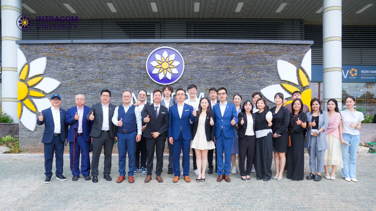 Trường Đại Học Intracom Mở Rộng Mạng Lưới Hợp Tác Quốc Tế Với Macao Doctoral Think Tank 10 Đoàn công tác Macao Doctoral Think Tank chụp ảnh lưu niệm cùng đại diện Lãnh đạo Trường Đại học Intracom, đánh dấu bước tiến quan trọng trong quan hệ hợp tác giữa hai đơn vị