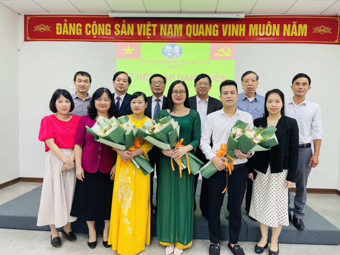 Trường Đại học Intracom tổ chức Lễ kết nạp Đảng viên mới