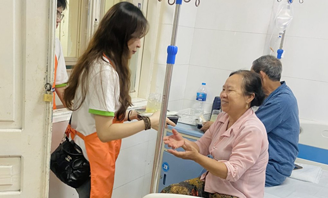 Students of Intracom University and Hanoi 5,000 Meals Club presented 30 loving "Sunday Rice" meals at Thanh Nhan 3 Hospital com chu nhat 2