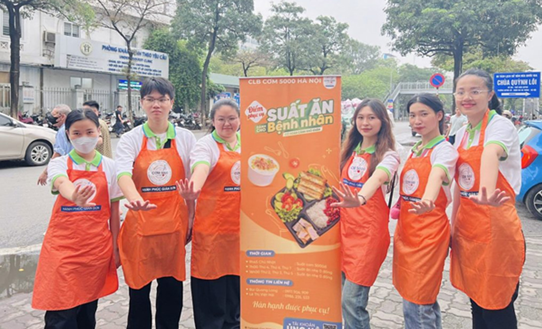 Students of Intracom University and Hanoi 5,000 Meals Club presented 30 loving "Sunday Rice" meals at Thanh Nhan 2 Hospital com chu nhat 3
