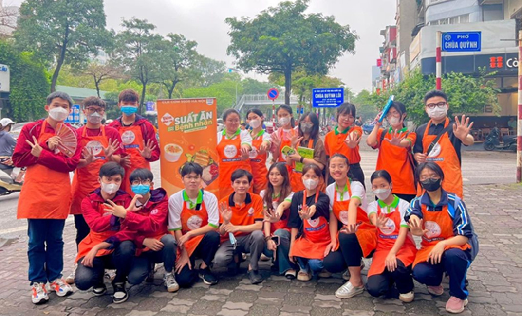 Students of Intracom University and Hanoi 5,000 Meals Club presented 30 loving "Sunday Rice" meals at Thanh Nhan 4 Hospital com chu nhat