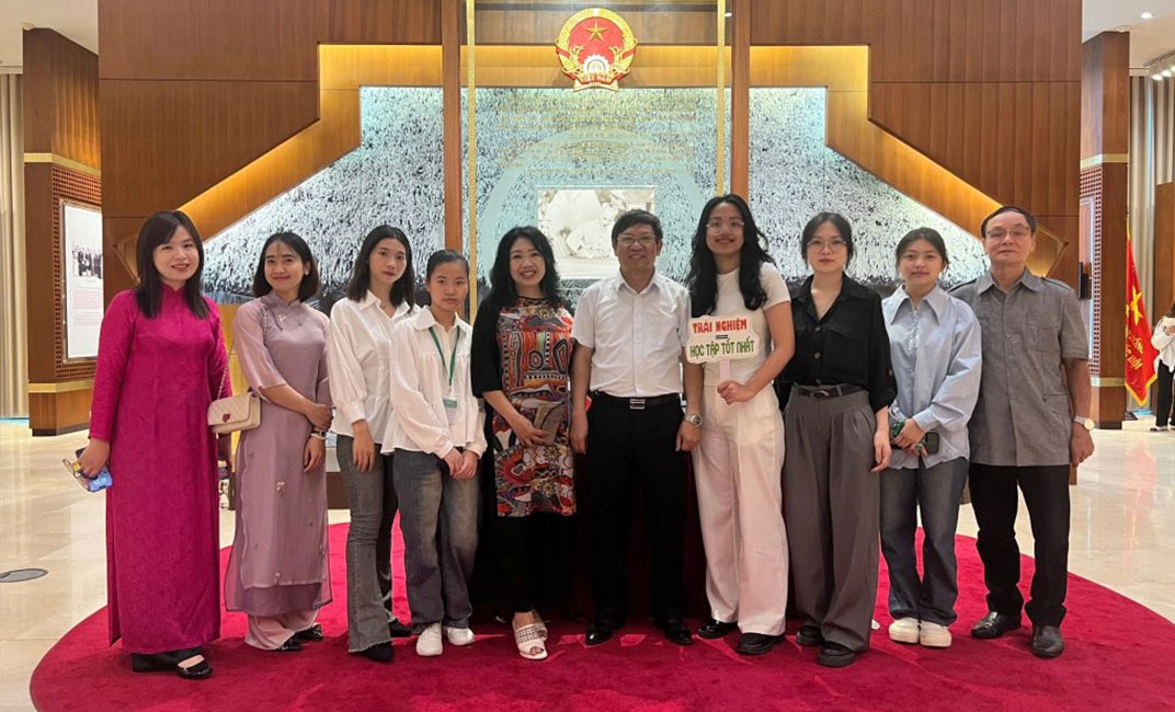 Journey to visit the Vietnam National Assembly Building and the Presidential Palace: A meaningful experience for Intracom University 4 students Students
