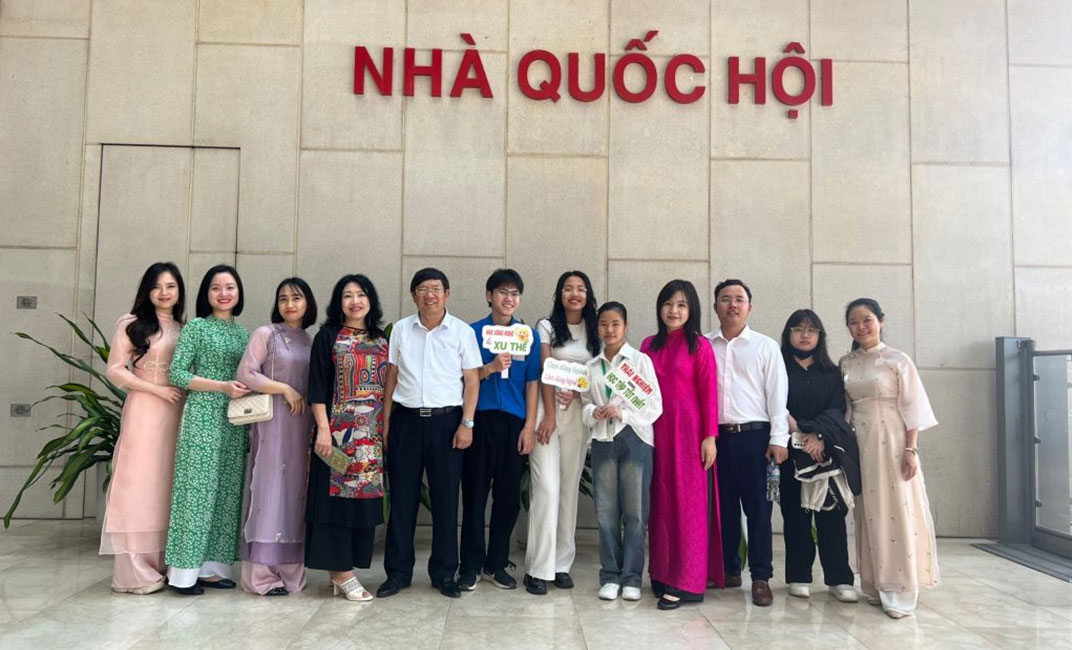 Journey to visit the Vietnam National Assembly Building and the Presidential Palace: A meaningful experience for Intracom University 3 students Students