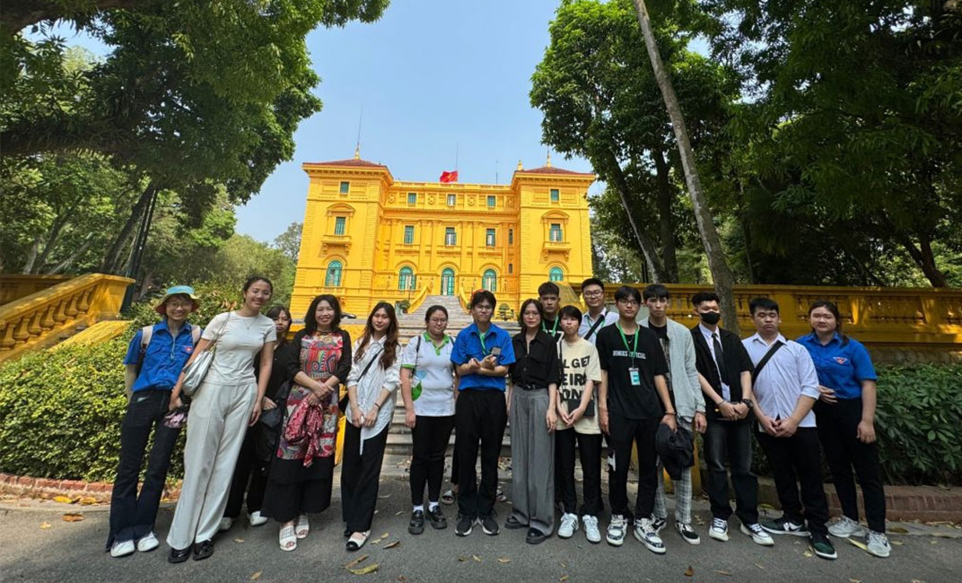 Journey to visit the Vietnam National Assembly Building and the Presidential Palace: A meaningful experience for Intracom University 5 students Students